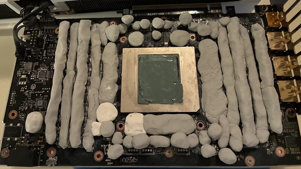 無需水冷!國外玩家透過修改 RTX 5090 分流電阻 + 風冷解鎖 1200W 功耗上限,並創下 3DMark 跑分前 10 名成績 - 電腦王阿達 無需水冷!國外玩家透過修改 RTX 5090 分流電阻 + 風冷解鎖 1200W 功耗上限,並創下 3DMark 跑分前 10 名成績 - 電腦王阿達