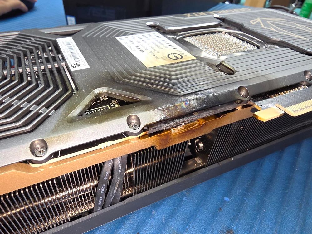 台灣網友玩《戰地風雲6》時 ZOTAC RTX 5090 燒起來,顯卡和主機板都燒毀嚴重 - 電腦王阿達 台灣網友玩《戰地風雲6》時 ZOTAC RTX 5090 燒起來,顯卡和主機板都燒毀嚴重 - 電腦王阿達