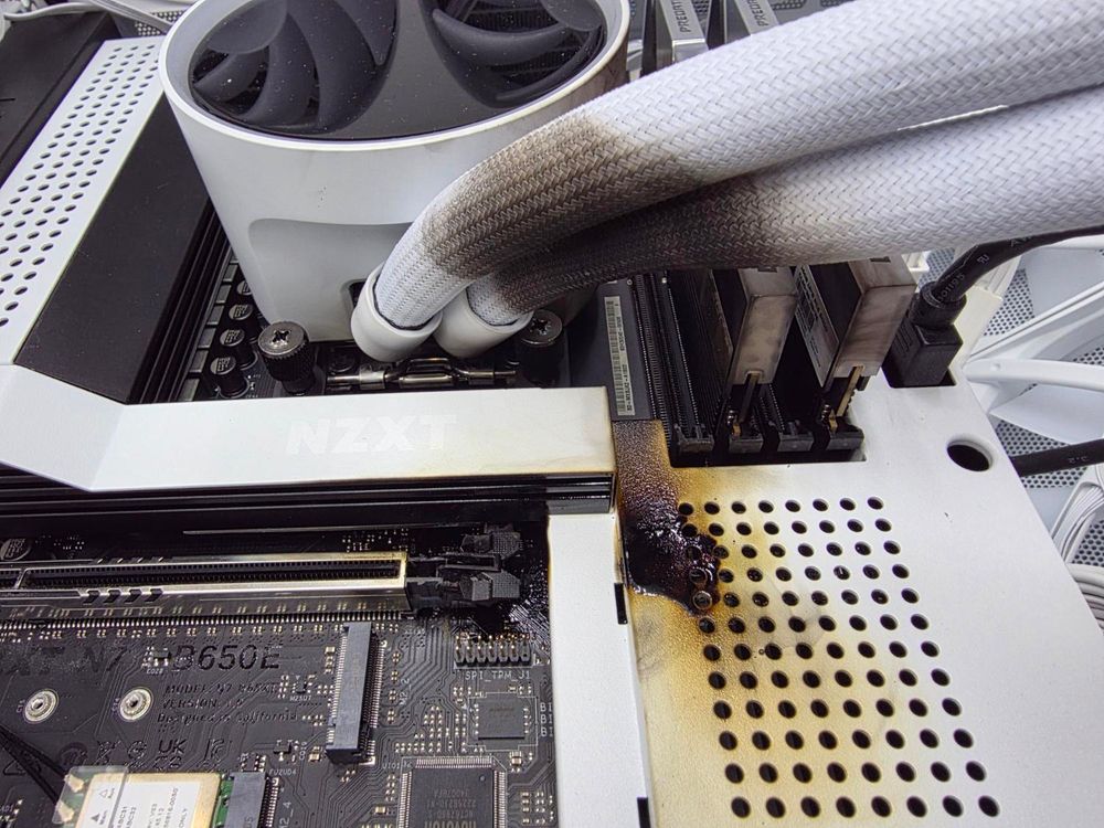 台灣網友玩《戰地風雲6》時 ZOTAC RTX 5090 燒起來,顯卡和主機板都燒毀嚴重 - 電腦王阿達 台灣網友玩《戰地風雲6》時 ZOTAC RTX 5090 燒起來,顯卡和主機板都燒毀嚴重 - 電腦王阿達