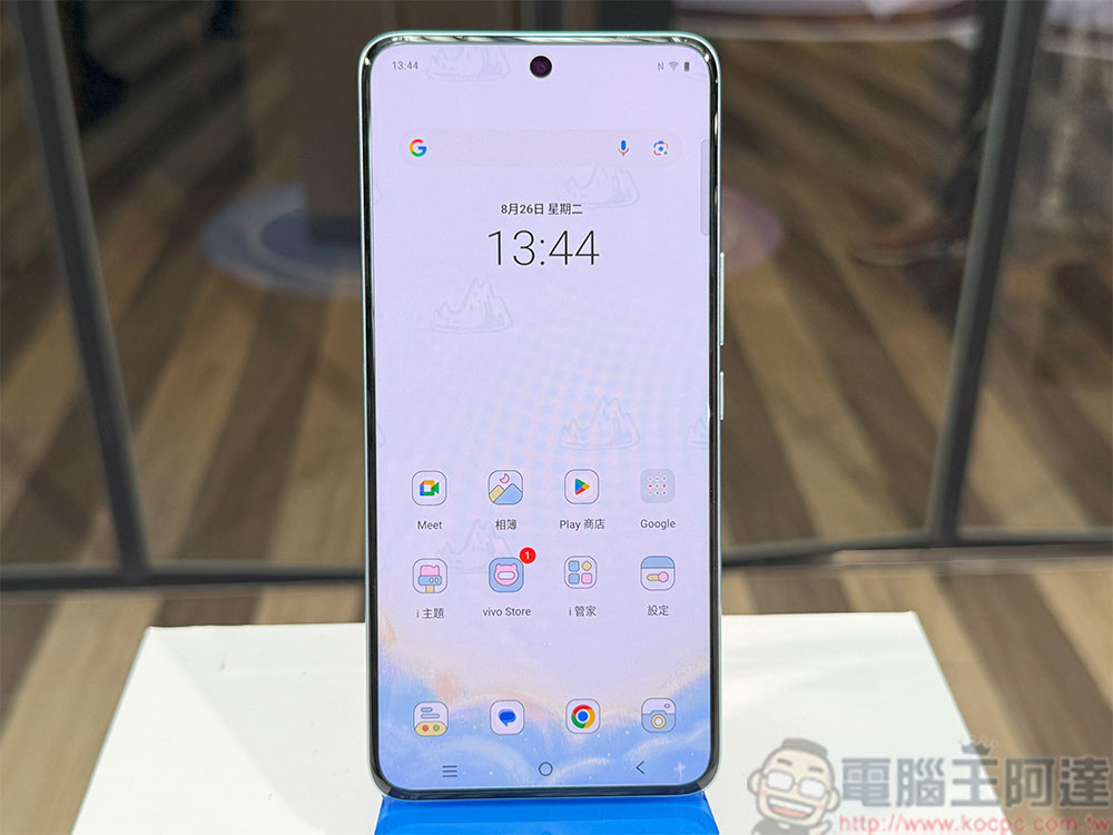 vivo V60 與 POP MART ZSIGA 跨界聯名在台登場,蔡司超級長焦鏡頭拍出旗艦舞台效果 - 電腦王阿達 vivo V60 與 POP MART ZSIGA 跨界聯名在台登場,蔡司超級長焦鏡頭拍出旗艦舞台效果 - 電腦王阿達
