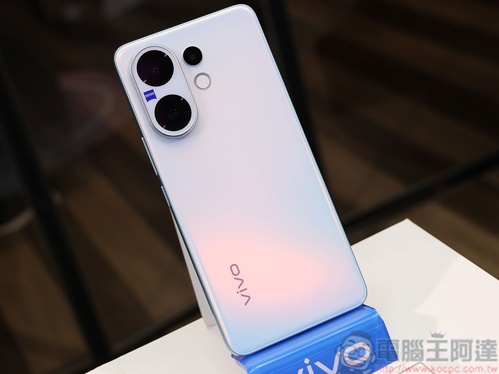 vivo V60 與 POP MART ZSIGA 跨界聯名在台登場,蔡司超級長焦鏡頭拍出旗艦舞台效果 - 電腦王阿達 vivo V60 與 POP MART ZSIGA 跨界聯名在台登場,蔡司超級長焦鏡頭拍出旗艦舞台效果 - 電腦王阿達