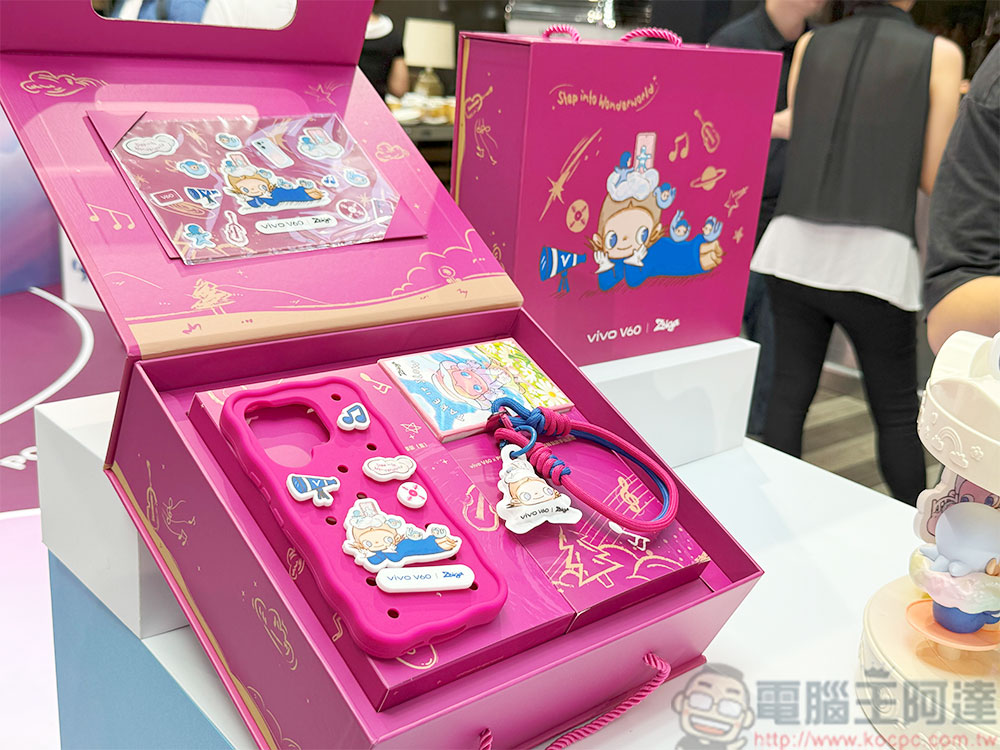 vivo V60 與 POP MART ZSIGA 跨界聯名在台登場,蔡司超級長焦鏡頭拍出旗艦舞台效果 - 電腦王阿達 vivo V60 與 POP MART ZSIGA 跨界聯名在台登場,蔡司超級長焦鏡頭拍出旗艦舞台效果 - 電腦王阿達