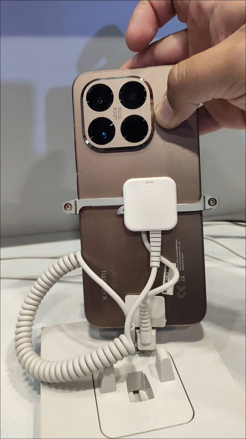 小米 Xiaomi 15T 系列外觀首度曝光!古銅色質感機身搭配 LEICA 三鏡頭相機亮相 - 電腦王阿達 小米 Xiaomi 15T 系列外觀首度曝光!古銅色質感機身搭配 LEICA 三鏡頭相機亮相 - 電腦王阿達