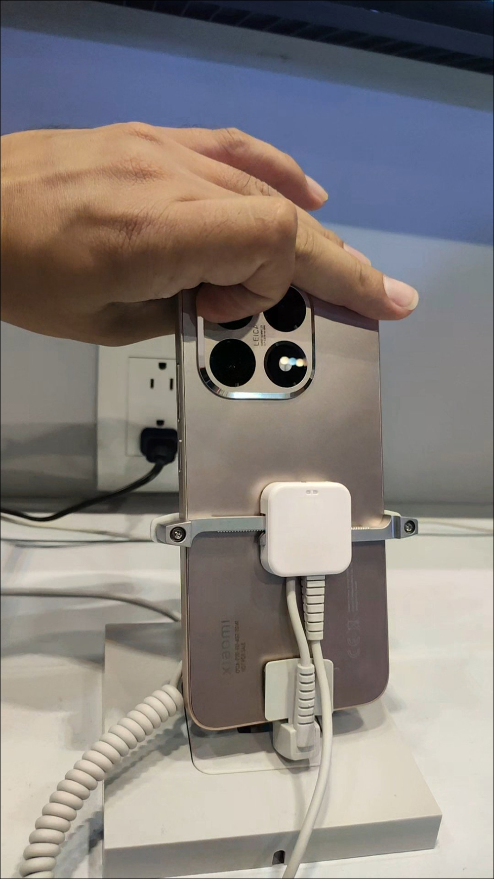 小米 Xiaomi 15T 系列外觀首度曝光!古銅色質感機身搭配 LEICA 三鏡頭相機亮相 - 電腦王阿達 Xiaomi 15T