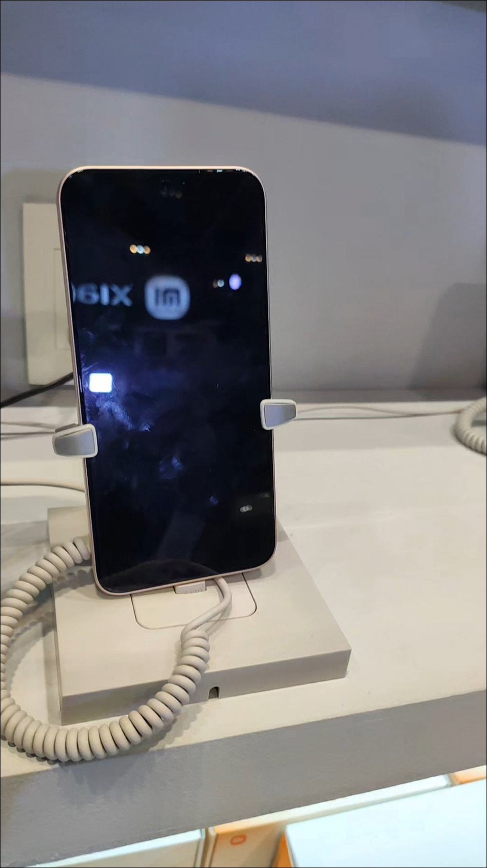 小米 Xiaomi 15T 系列外觀首度曝光!古銅色質感機身搭配 LEICA 三鏡頭相機亮相 - 電腦王阿達 Xiaomi 15T