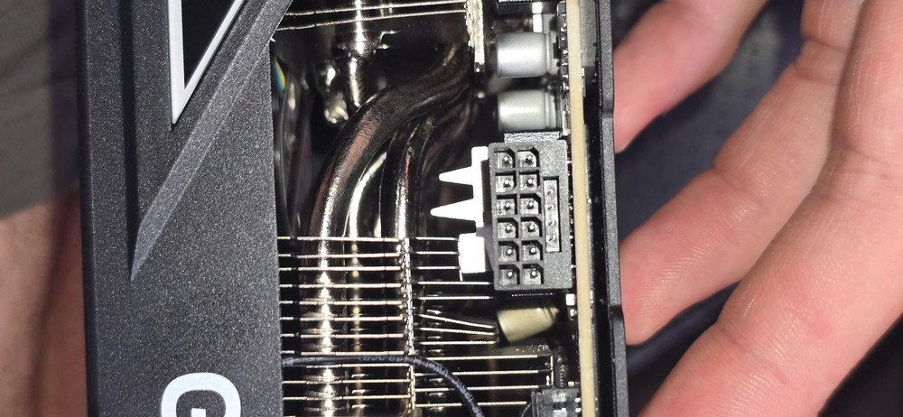 這次不是融化!國外用戶的 RTX 5090 在剪片時,電容突然爆炸 - 電腦王阿達 這次不是融化!國外用戶的 RTX 5090 在剪片時,電容突然爆炸 - 電腦王阿達