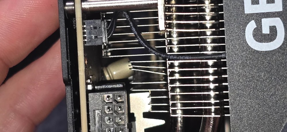 這次不是融化!國外用戶的 RTX 5090 在剪片時,電容突然爆炸 - 電腦王阿達 這次不是融化!國外用戶的 RTX 5090 在剪片時,電容突然爆炸 - 電腦王阿達