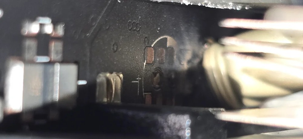 這次不是融化!國外用戶的 RTX 5090 在剪片時,電容突然爆炸 - 電腦王阿達 這次不是融化!國外用戶的 RTX 5090 在剪片時,電容突然爆炸 - 電腦王阿達
