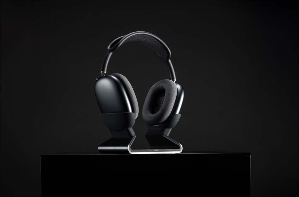 AirPods Max 終於能無線充電!Mophie 推出 AirPods 專用二合一充電支架,充電、收納一次搞定 - 電腦王阿達 AirPods