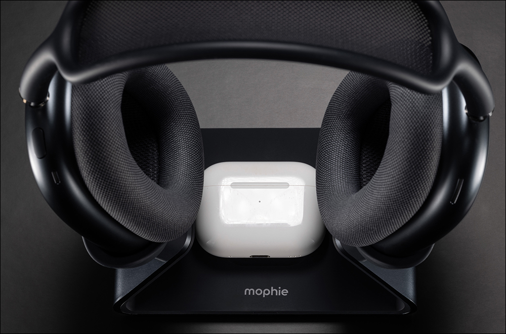 AirPods Max 終於能無線充電!Mophie 推出 AirPods 專用二合一充電支架,充電、收納一次搞定 - 電腦王阿達 AirPods