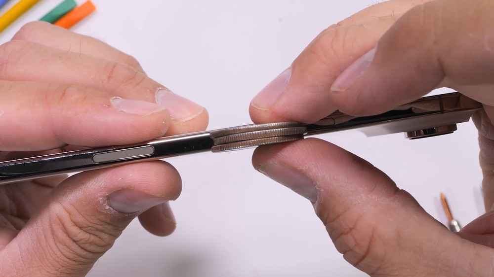 iPhone Air 暴力測試報告:有史以來最堅固的 iPhone,徒手折完全沒損傷 - 電腦王阿達 iPhone Air 暴力測試報告:有史以來最堅固的 iPhone,徒手折完全沒損傷 - 電腦王阿達