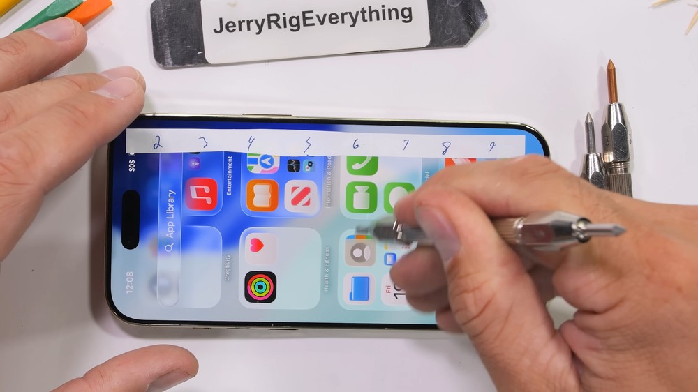 iPhone Air 暴力測試報告:有史以來最堅固的 iPhone,徒手折完全沒損傷 - 電腦王阿達 iPhone Air 暴力測試報告:有史以來最堅固的 iPhone,徒手折完全沒損傷 - 電腦王阿達