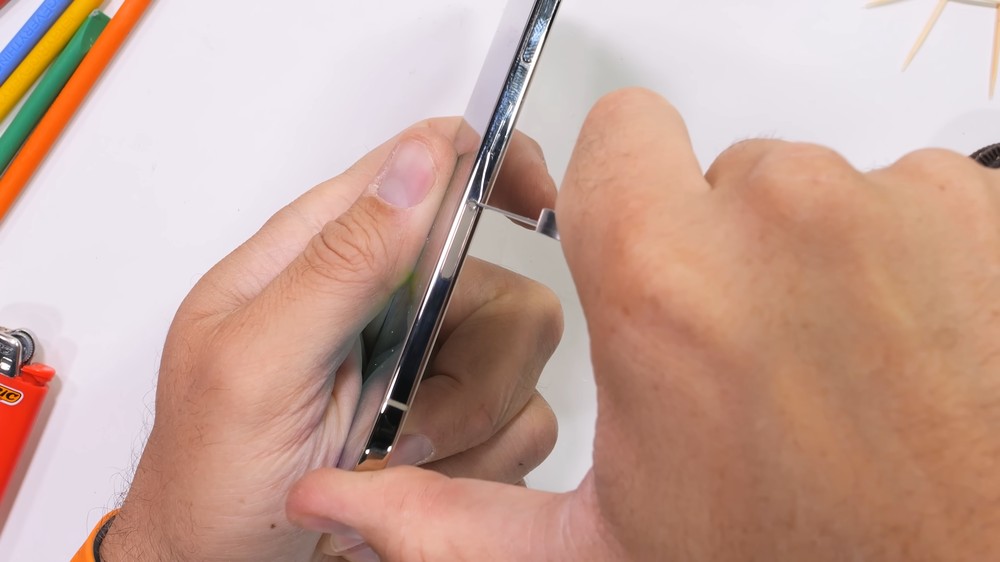 iPhone Air 暴力測試報告:有史以來最堅固的 iPhone,徒手折完全沒損傷 - 電腦王阿達 iPhone Air 暴力測試報告:有史以來最堅固的 iPhone,徒手折完全沒損傷 - 電腦王阿達