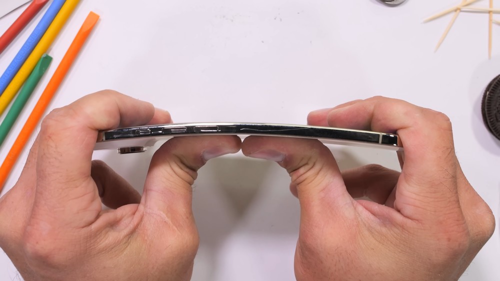 iPhone Air 暴力測試報告:有史以來最堅固的 iPhone,徒手折完全沒損傷 - 電腦王阿達 iPhone Air 暴力測試報告:有史以來最堅固的 iPhone,徒手折完全沒損傷 - 電腦王阿達
