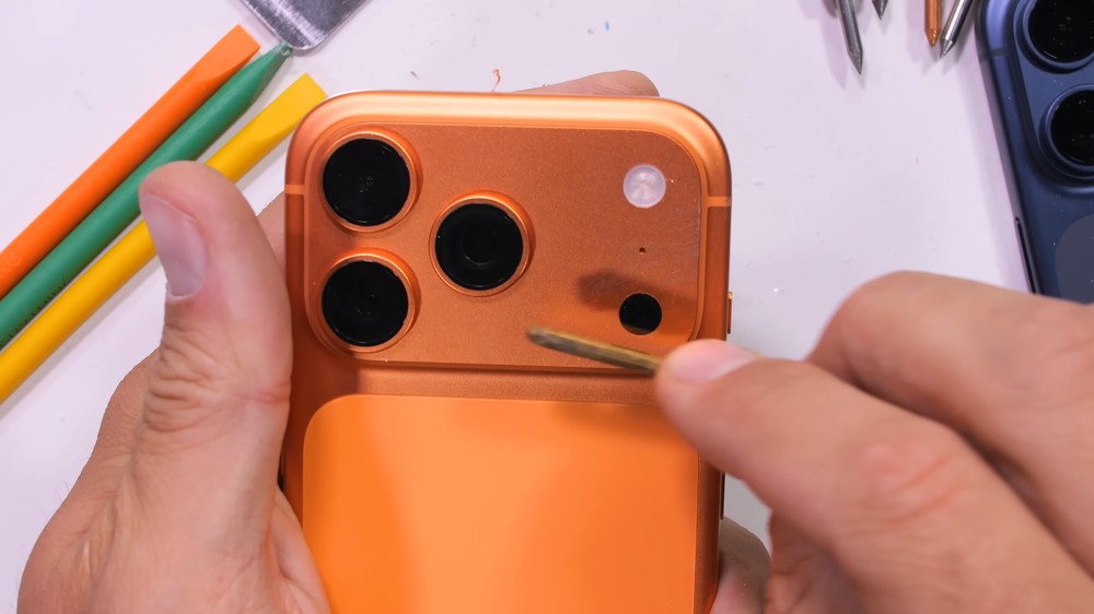 iPhone 17 Pro 系列用戶請注意!暴力測試發現「相機平台的邊角非常容易掉漆」 - 電腦王阿達 iPhone 17 Pro 系列用戶請注意!暴力測試發現「相機平台的邊角非常容易掉漆」 - 電腦王阿達