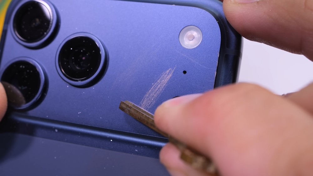 iPhone 17 Pro 系列用戶請注意!暴力測試發現「相機平台的邊角非常容易掉漆」 - 電腦王阿達 iPhone 17 Pro 系列用戶請注意!暴力測試發現「相機平台的邊角非常容易掉漆」 - 電腦王阿達