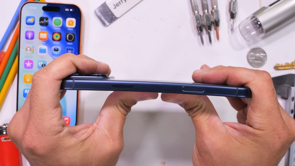 iPhone 17 Pro 系列用戶請注意!暴力測試發現「相機平台的邊角非常容易掉漆」 - 電腦王阿達 iPhone 17 Pro 系列用戶請注意!暴力測試發現「相機平台的邊角非常容易掉漆」 - 電腦王阿達
