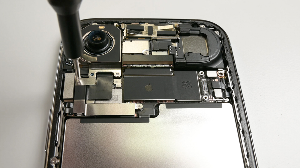 iPhone Air 為何能設計得如此輕薄?iFixit 拆解揭露電池與結構巧思 - 電腦王阿達 iPhone Air