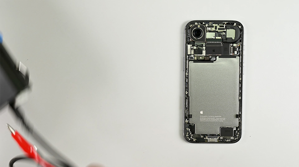 iPhone Air 為何能設計得如此輕薄?iFixit 拆解揭露電池與結構巧思 - 電腦王阿達 iPhone Air