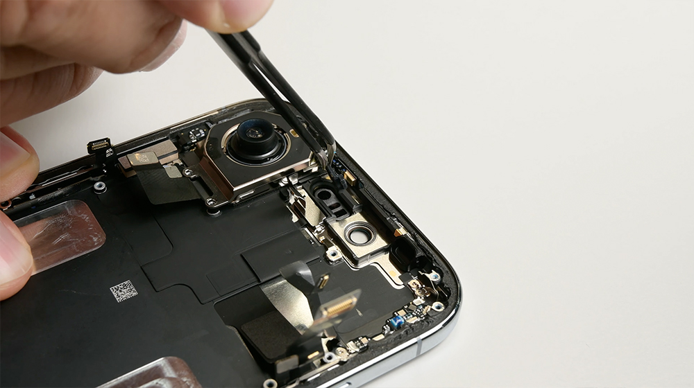 iPhone Air 為何能設計得如此輕薄?iFixit 拆解揭露電池與結構巧思 - 電腦王阿達 iPhone Air