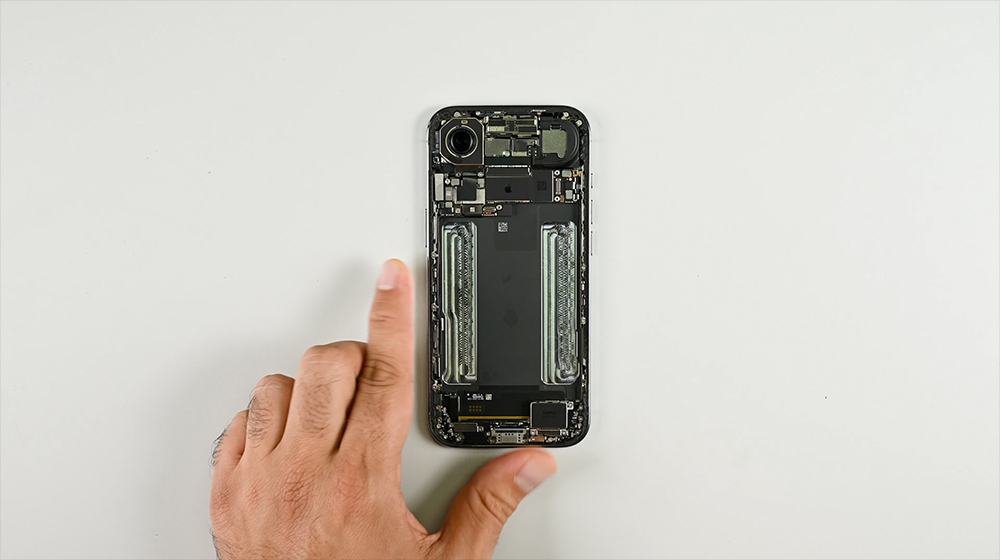 iPhone Air 為何能設計得如此輕薄?iFixit 拆解揭露電池與結構巧思 - 電腦王阿達 iPhone Air