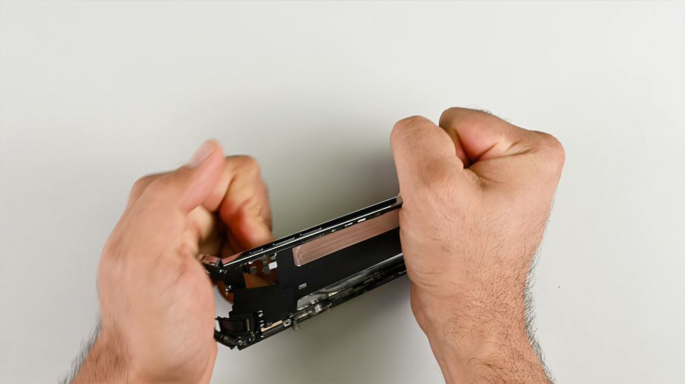 iPhone Air 為何能設計得如此輕薄?iFixit 拆解揭露電池與結構巧思 - 電腦王阿達 iPhone Air