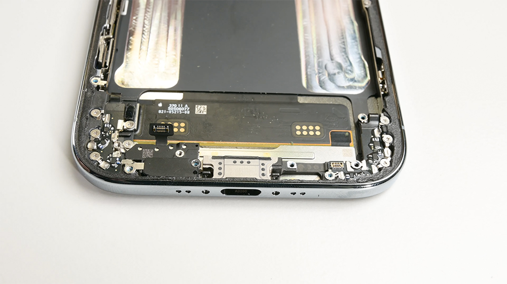 iPhone Air 為何能設計得如此輕薄?iFixit 拆解揭露電池與結構巧思 - 電腦王阿達 iPhone Air