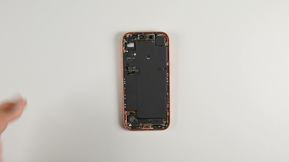 iFixit 拆解 iPhone 17 Pro:散熱黑科技「均熱板」現身,刮痕門真相曝光 - 電腦王阿達 iPhone 17
