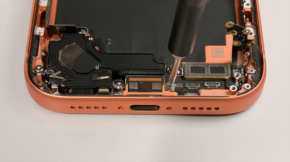 iFixit 拆解 iPhone 17 Pro:散熱黑科技「均熱板」現身,刮痕門真相曝光 - 電腦王阿達 iPhone 17
