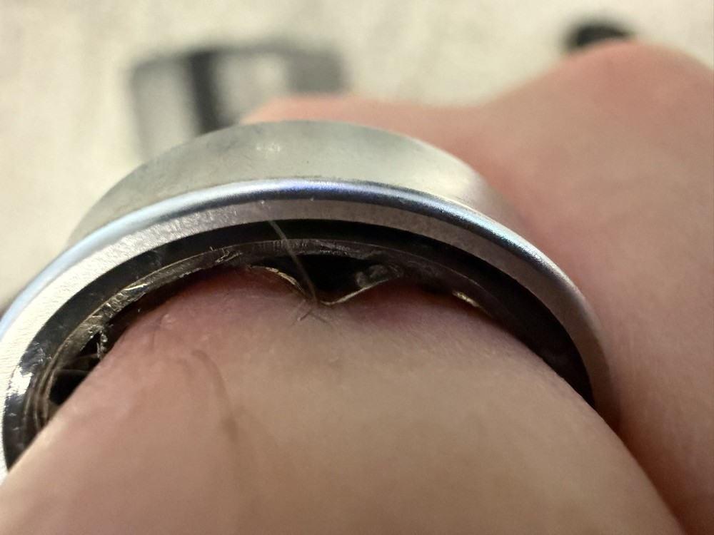 恐怖!三星 Galaxy Ring 智慧戒指電池膨脹,國外百萬 YouTuber 手指卡住無法脫下,導致無法登機 - 電腦王阿達 恐怖!三星 Galaxy Ring 智慧戒指電池膨脹,國外百萬 YouTuber 手指卡住無法脫下,導致無法登機 - 電腦王阿達