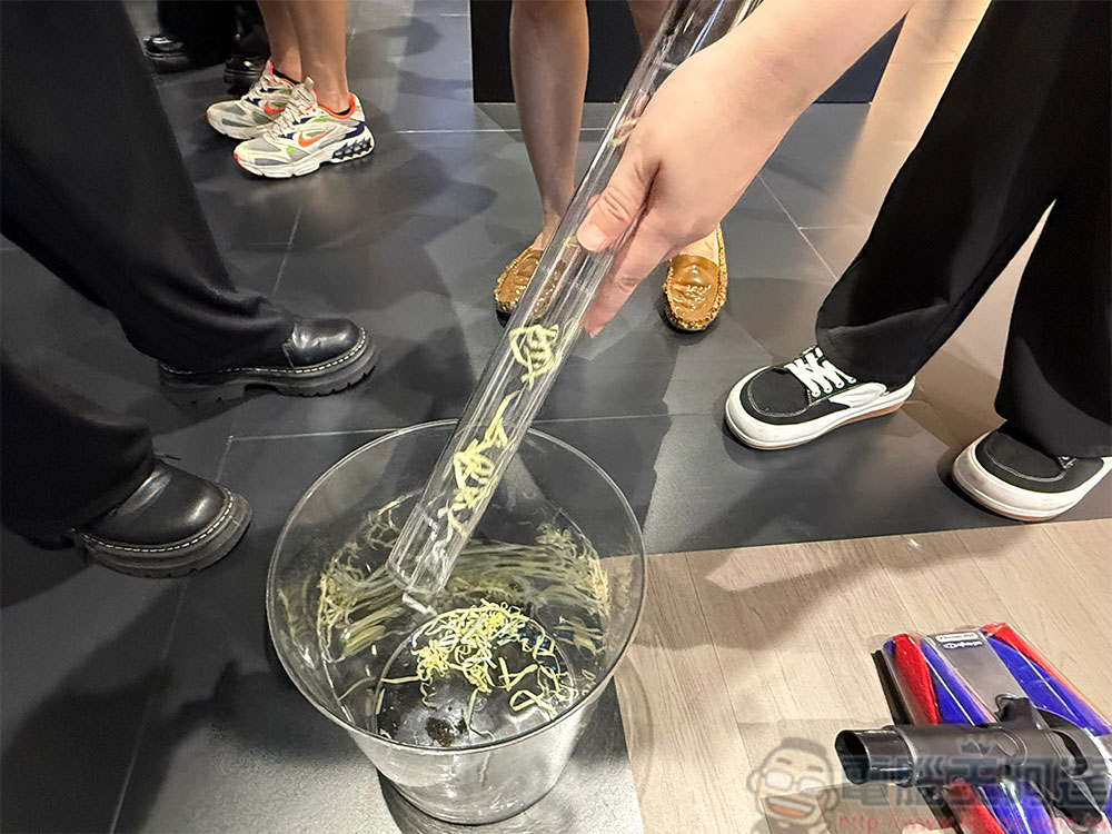 鉛筆吸塵器 Dyson PencilVac Fluffycones 在台推出,不到 1 公斤極輕盈、超靈巧 - 電腦王阿達 鉛筆吸塵器 Dyson PencilVac Fluffycones 在台推出,不到 1 公斤極輕盈、超靈巧 - 電腦王阿達