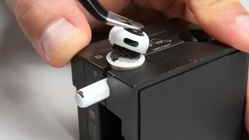 iFixit 拆解蘋果 AirPods Pro 3 耳機:電池更換難度極高,可維修性評分 0 分 - 電腦王阿達 AirPods Pro 3
