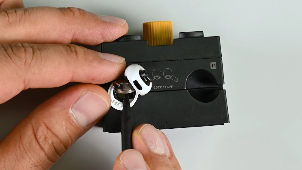 iFixit 拆解蘋果 AirPods Pro 3 耳機:電池更換難度極高,可維修性評分 0 分 - 電腦王阿達 AirPods Pro 3