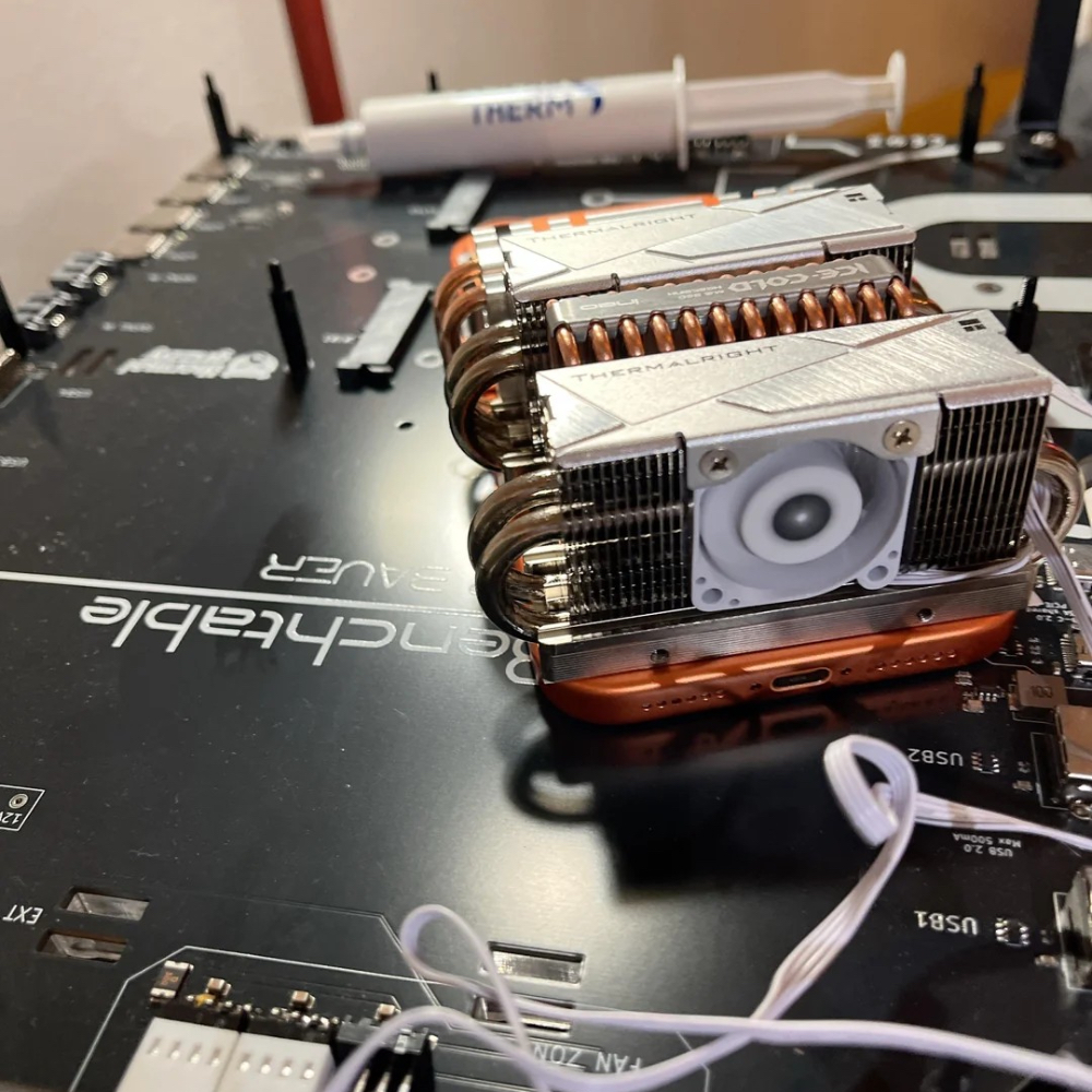 網友神改裝!iPhone 17 Pro Max 綁上 M.2 SSD 散熱器,效能竟大幅提升 - 電腦王阿達 iPhone