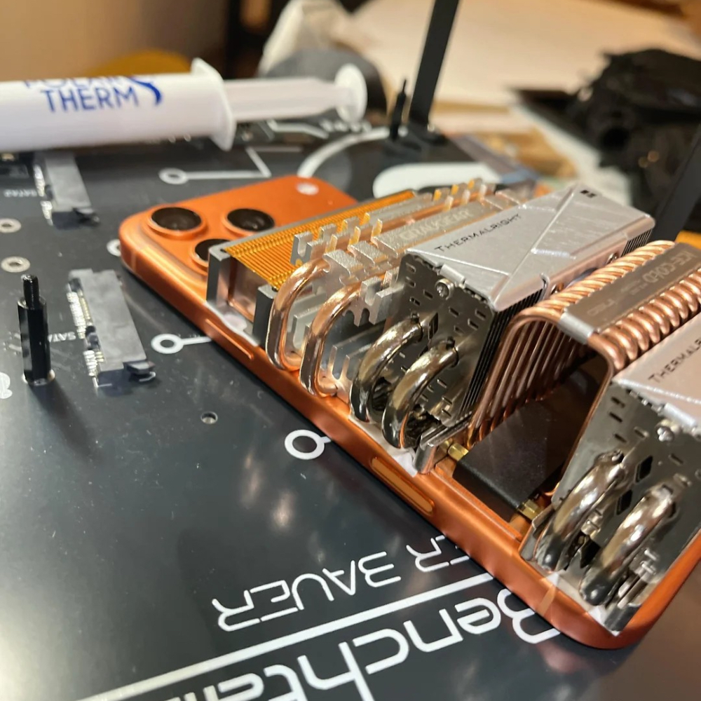 網友神改裝!iPhone 17 Pro Max 綁上 M.2 SSD 散熱器,效能竟大幅提升 - 電腦王阿達 iPhone