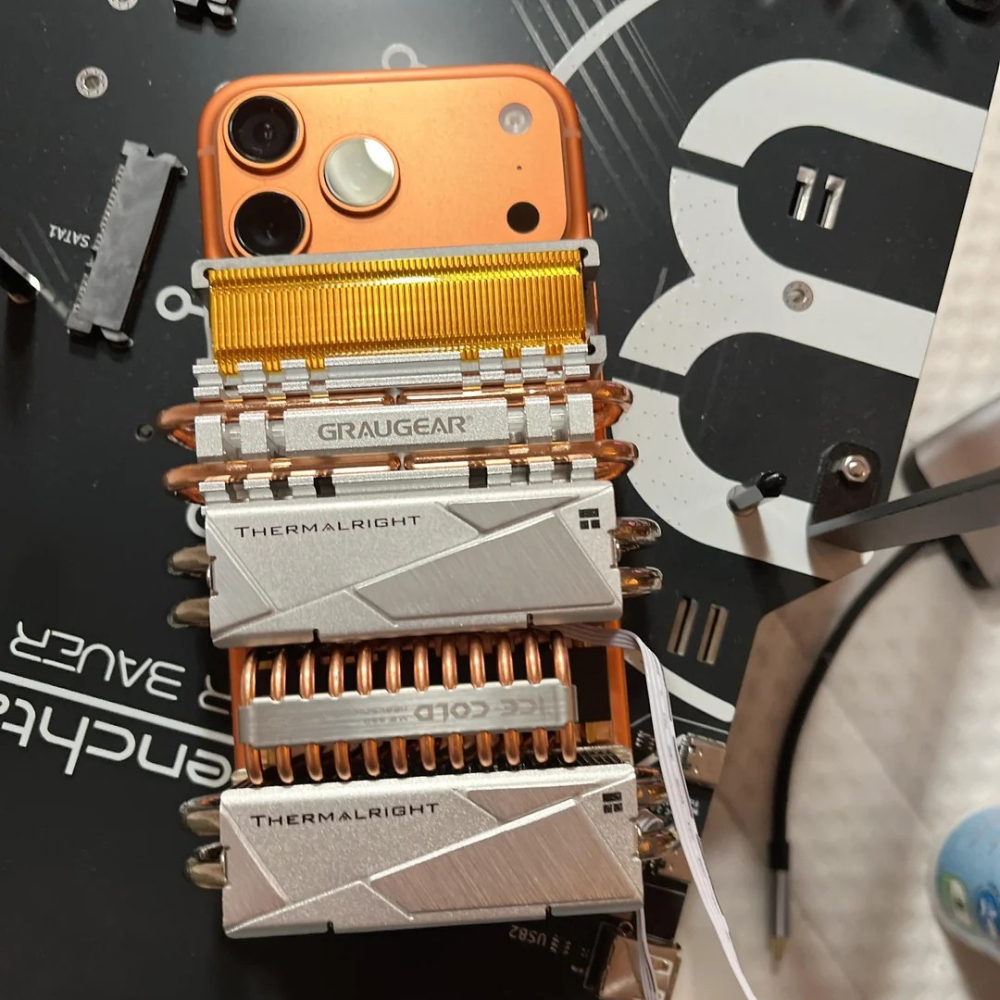 網友神改裝!iPhone 17 Pro Max 綁上 M.2 SSD 散熱器,效能竟大幅提升 - 電腦王阿達 iPhone