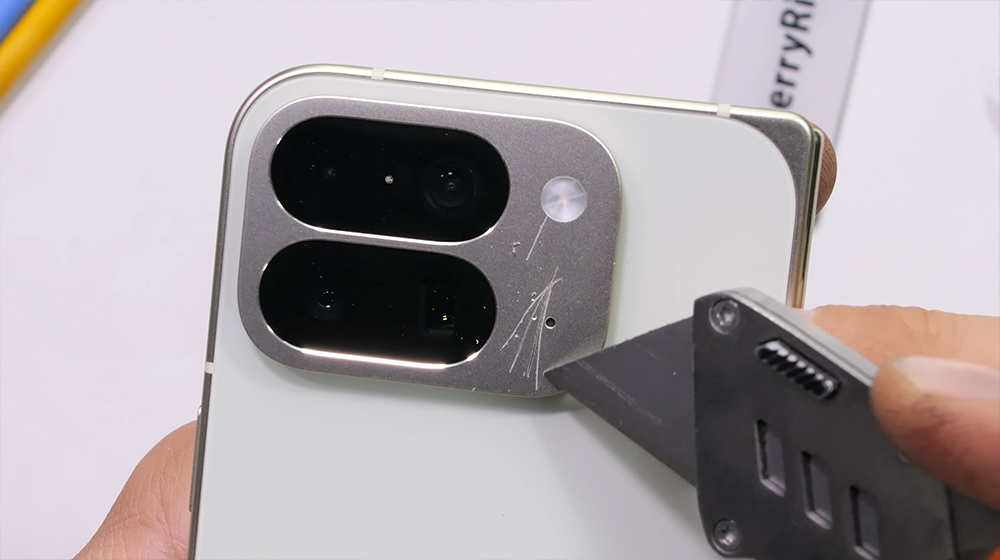 Google Pixel 10 Pro Fold 慘遭摧殘實測,測試過程竟「爆炸」意外 - 電腦王阿達 Pixel 10 Pro Fold