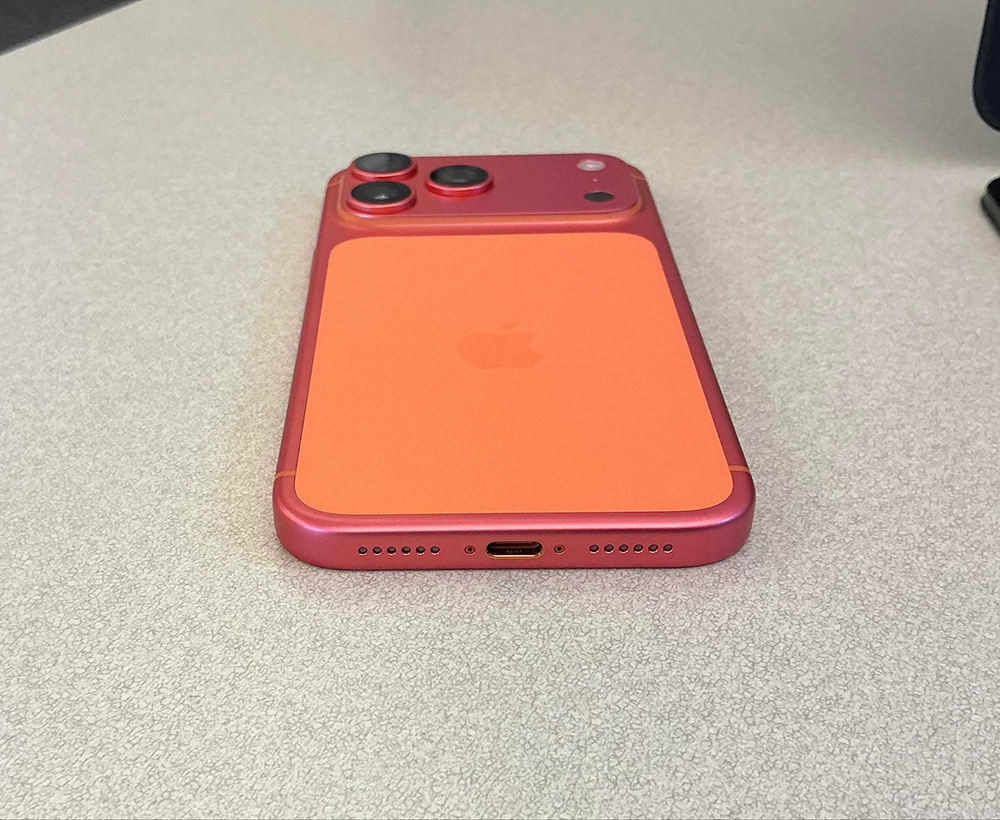 iPhone 17 Pro 系列「宇宙橙」傳出變色災情?熱鍛造鋁金屬機身褪色成粉金 - 電腦王阿達 iPhone 17 Pro