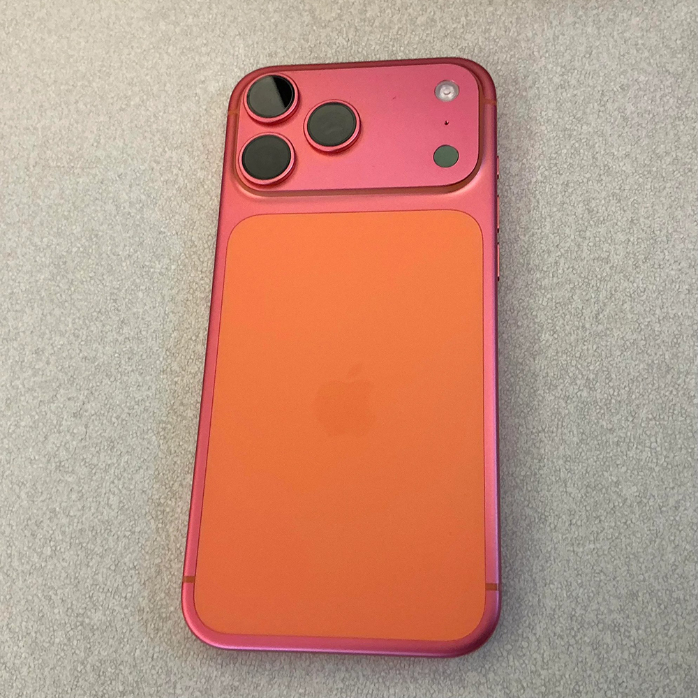 iPhone 17 Pro 系列「宇宙橙」傳出變色災情?熱鍛造鋁金屬機身褪色成粉金 - 電腦王阿達 iPhone 17 Pro