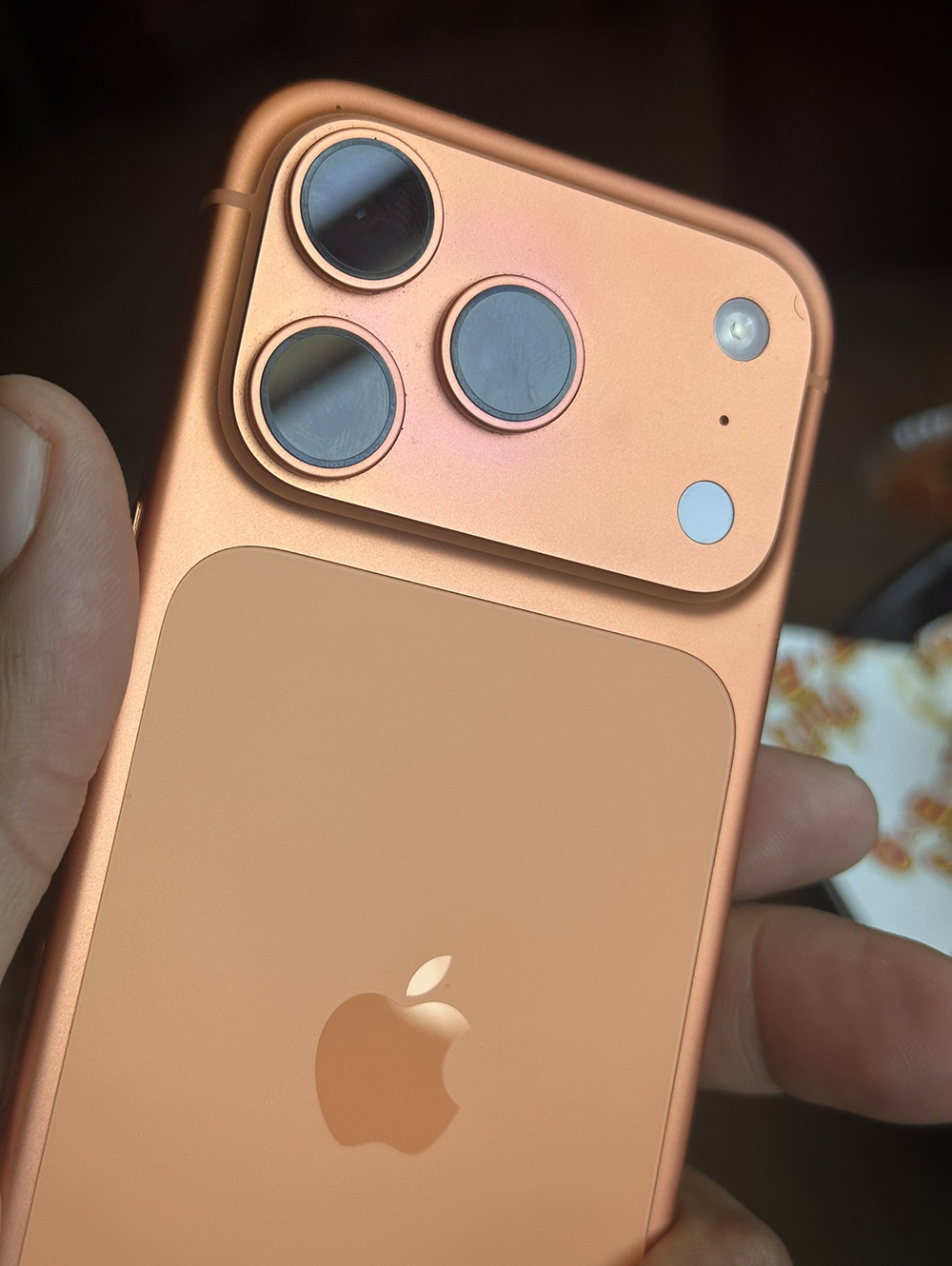 iPhone 17 Pro 系列「宇宙橙」傳出變色災情?熱鍛造鋁金屬機身褪色成粉金 - 電腦王阿達 iPhone 17 Pro 系列「宇宙橙」傳出變色災情?熱鍛造鋁金屬機身褪色成粉金 - 電腦王阿達