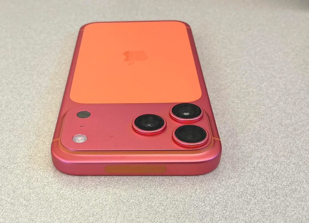 iPhone 17 Pro 系列「宇宙橙」傳出變色災情?熱鍛造鋁金屬機身褪色成粉金 - 電腦王阿達 iPhone 17 Pro