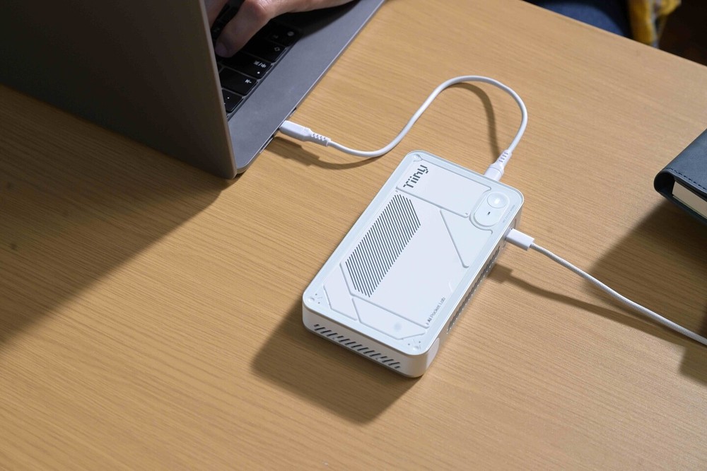 號稱全世界最小的個人超級電腦 Tiiny AI Pocket Lab 亮相!口袋大小卻可本地運行 120B 的 AI 模型 - 電腦王阿達 號稱全世界最小的個人超級電腦 Tiiny AI Pocket Lab 亮相!口袋大小卻可本地運行 120B 的 AI 模型 - 電腦王阿達