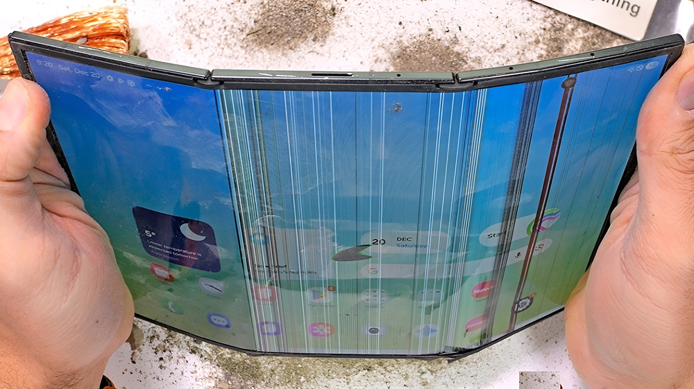 89,900 元的三星 Galaxy Z TriFold 三摺手機摺到 14.4 萬次就軟了，極限測試一次看 - 電腦王阿達