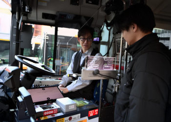 東京公車也會即時翻譯？AI 透明顯示螢幕在淺草街頭實測，語言不再是障礙