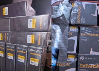 英國網友嫌硬碟太貴，直接飛美國狂買 10 顆 28TB，扣除所有花費竟省下超過 6 萬台幣