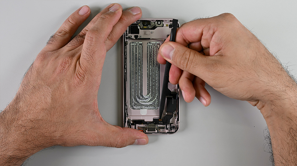 iPhone 17e 拆解曝光:MagSafe 模組竟可裝到 iPhone 16e - 電腦王阿達 iPhone 17e 拆解曝光:MagSafe 模組竟可裝到 iPhone 16e - 電腦王阿達