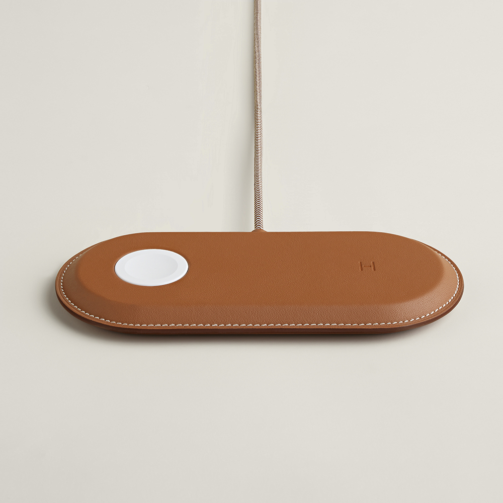 Hermès 愛馬仕推出 iPhone/AirPods/Apple Watch 無線充電器 Paddock Duo ,最高售價高達 5,150 美元 - 電腦王阿達 Hermès 愛馬仕推出 iPhone/AirPods/Apple Watch 無線充電器 Paddock Duo ,最高售價高達 5,150 美元 - 電腦王阿達