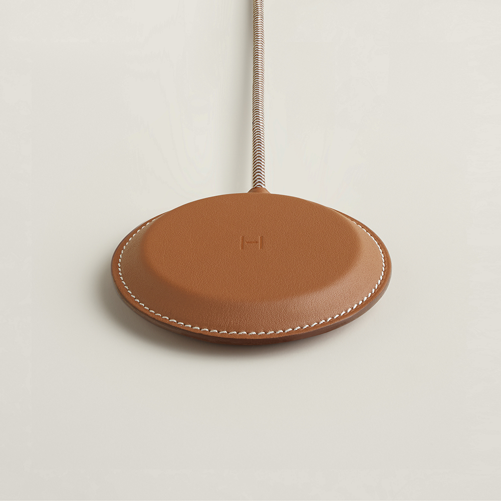 Hermès 愛馬仕推出 iPhone/AirPods/Apple Watch 無線充電器 Paddock Duo ,最高售價高達 5,150 美元 - 電腦王阿達 Hermès 愛馬仕推出 iPhone/AirPods/Apple Watch 無線充電器 Paddock Duo ,最高售價高達 5,150 美元 - 電腦王阿達