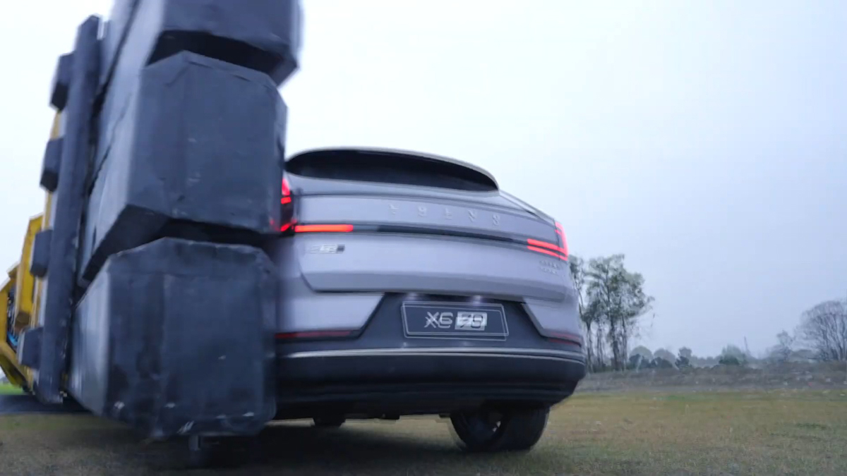 最強的汽車撞擊測試?打造 5000 公斤巨型機械臂,只為賞予一記「重磅耳光」 - 電腦王阿達 最強的汽車撞擊測試?打造 5000 公斤巨型機械臂,只為賞予一記「重磅耳光」 - 電腦王阿達