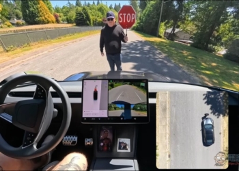 實測特斯拉 FSD v14.3.4：反應速度僅 234 毫秒超越賽車手，但膠帶橫在路中間卻看不見